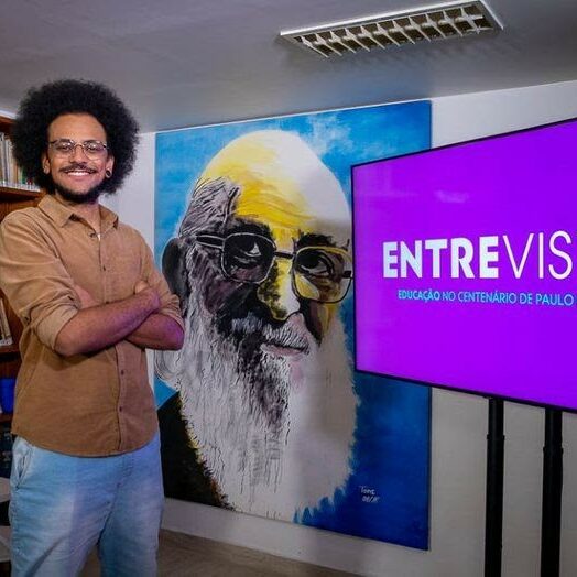 DICA SEMANA O ex-participante do BBB, João Pedrosa, apresenta a nova temporada do programa Entrevista, no Canal Futura - Foto: Divulgação