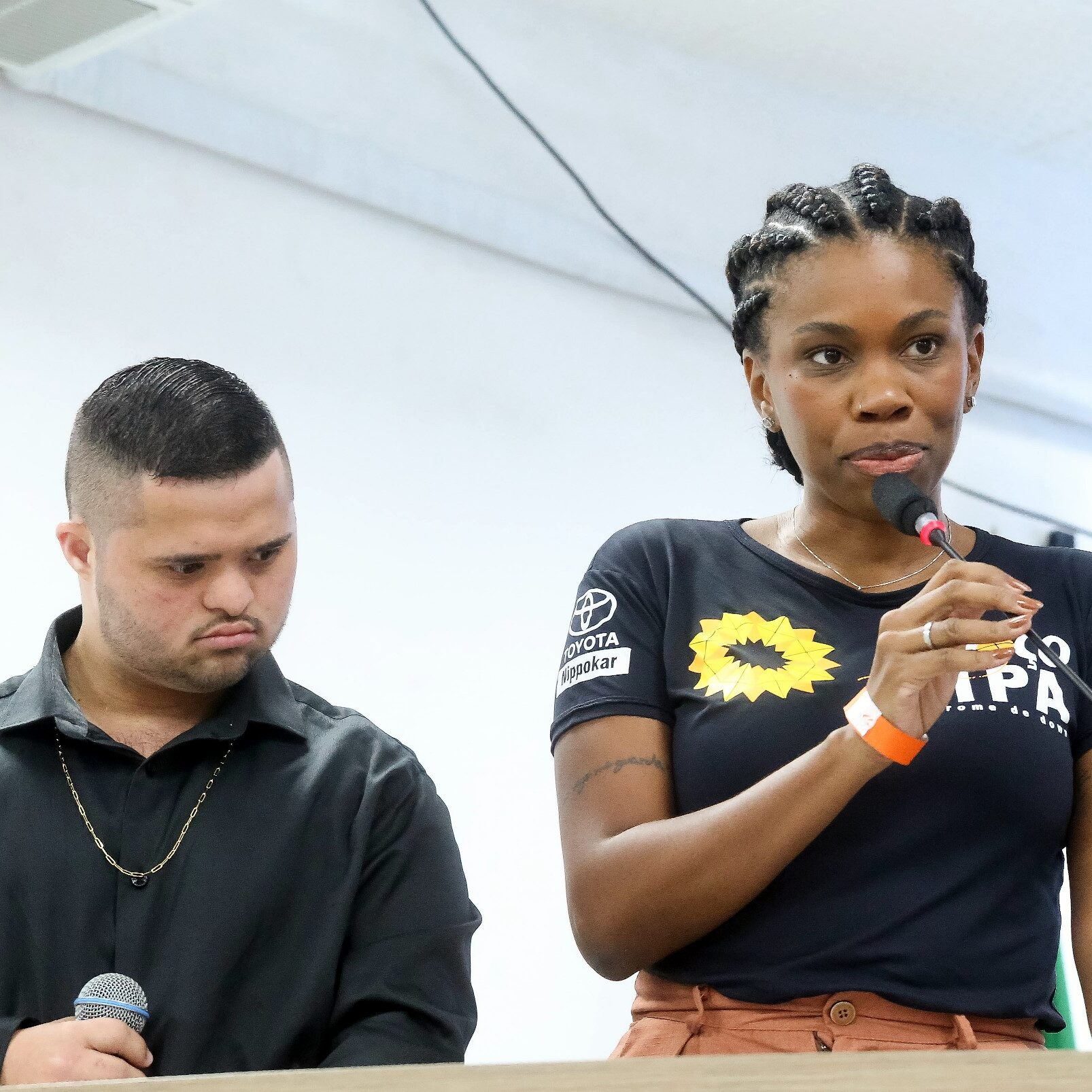Victor César Gomes da Silva Santos e Bruna e Bruna Caroline Domingos Ananias utilizaram a tribuna da Câmara na noite desta segunda-feira (16) - FOTO: RUBENS CARDIA / CAMARA MUNICIPAL DE PIRACICABA.