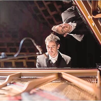 O pianista Tony Berchmans executa a trilha sonora de Frankenstein improvisada ao vivo - foto: Divulgação