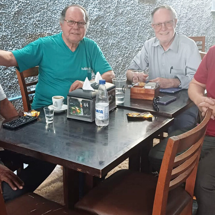 CAFÉ COM AMIGOS

Barjas Negri, Rogério Vidal, João Manoel dos Santos e José Aparecido Longatto se reuniram no Assaggio Bistrô Café e Padaria para um momento de confraternização e recordações. Rememoraram atuação como vereadores entre 1989 e 1992, período em que tiveram papel fundamental na elaboração e aprovação da Lei Orgânica do Município, marco para organização política e administrativa do Município de Piracicaba. Naquele ciclo, três chegaram à Presidência da Câmara — Rogério Vidal, João Manoel dos Santos e José Aparecido Longatto —, enquanto Barjas Negri seguiu sua trajetória até assumir os cargos de ministro da Saúde e prefeito. O encontro foi bem amistoso, mas as nuvens foram de um lado de um jeito e de outro lado de outro jeito - foto: Divulgação