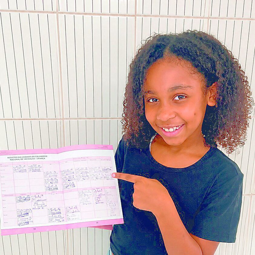 Yasmin Galdino Mendonça, de 8 anos, mostra a carteira de vacinação em dia; exemplo a ser seguido - foto: Divulgação