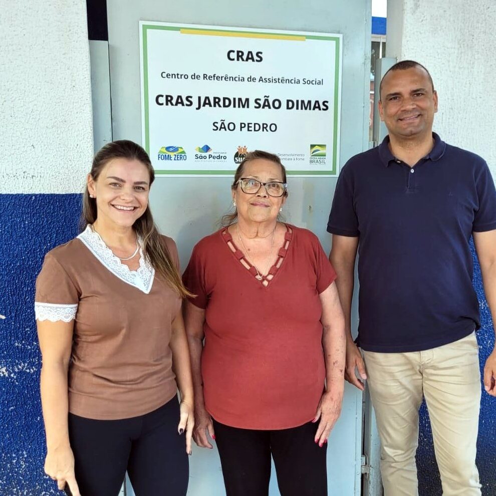Vereador Adriano Vitor com a coordenadora do CRAS Jardim São Dimas, Ane Caroline, e a assistente social, Mônica de Oliveira - foto: Daniella Oliveira