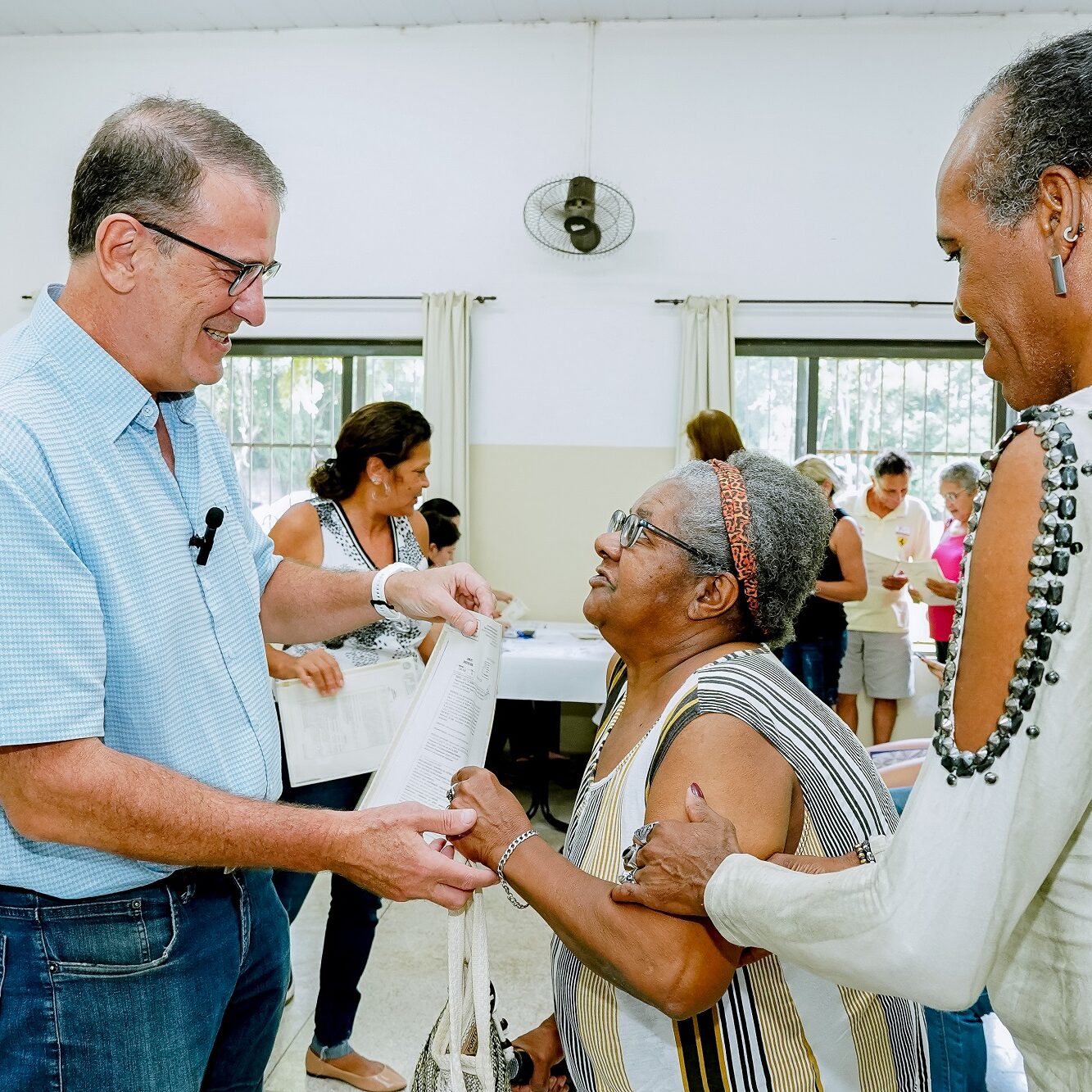 Domingas de Jesus Amaral Paula, 73, feliz, recebeu documento. Crédito: Divulgação/CCS
