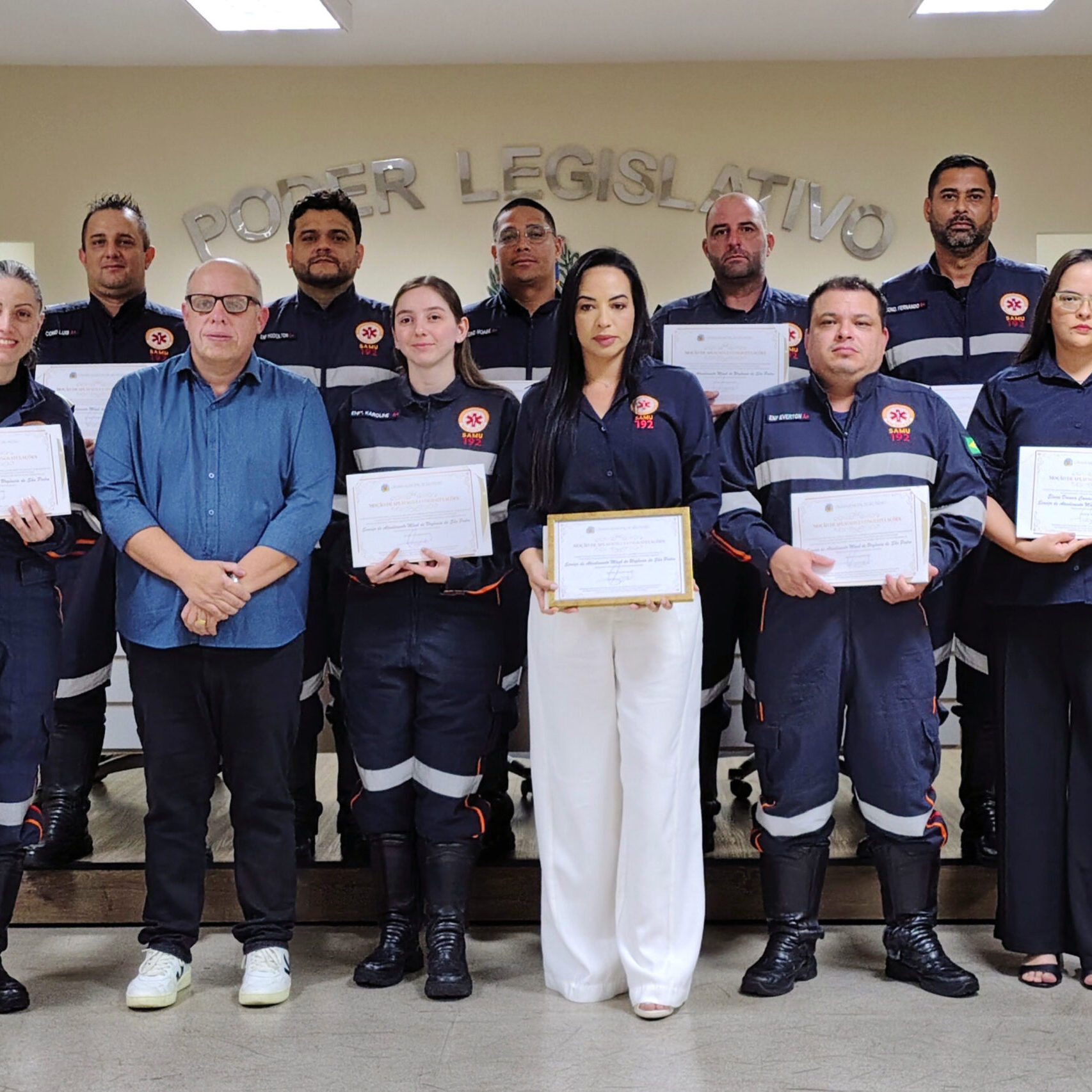 Autor da homenagem, vereador Daniel Sepulvida, com a equipe do Samu de São Pedro - foto: Victória Rosano
