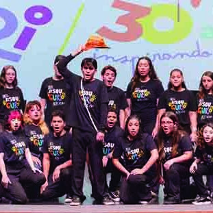 Coral do programa Guri conta com 22 integrantes que sobem ao palco do Teatro Erotides de Campos nesta terça