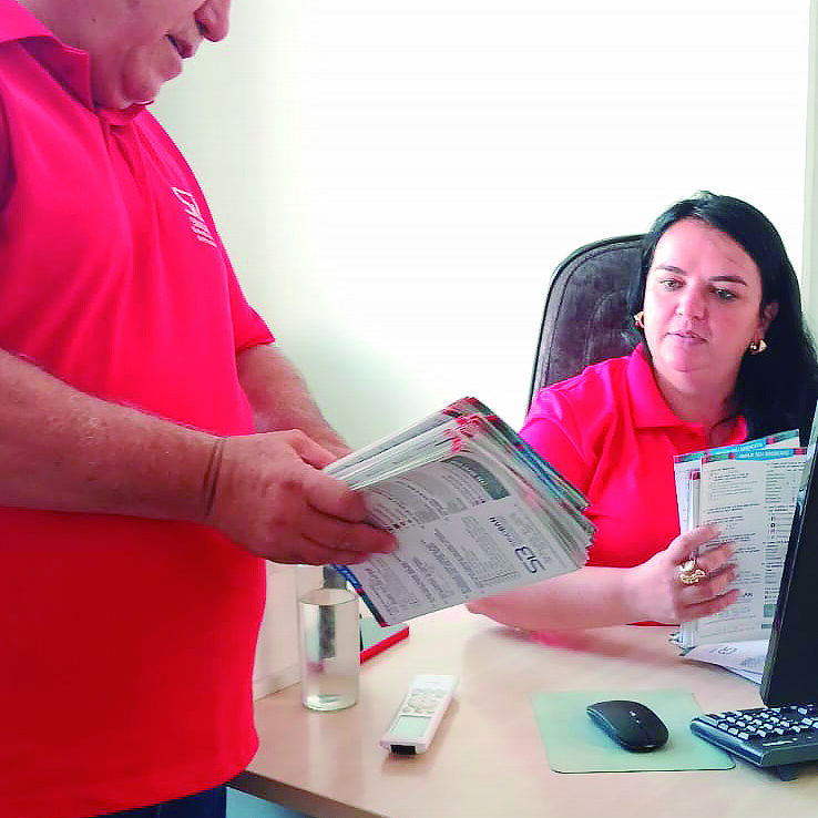 Paiva analisa dados da Pesquisa junto com a equipe administrativa