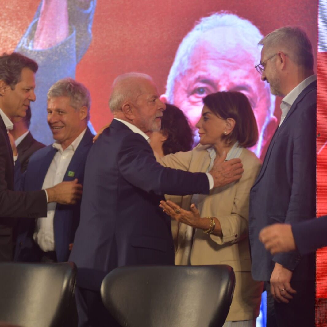 Bebel é cumprimentada pelo presidente Lula, que é acompanhado por Fernando Haddad