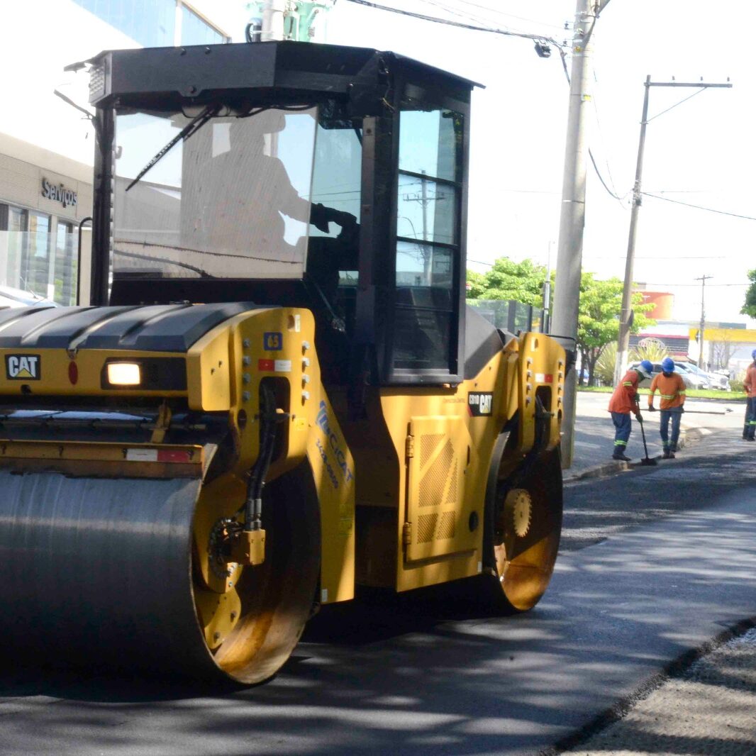 Aplicação da nova massa asfáltica ocorre após a conclusão dos serviços de fresagem.CRÉDITO: Divulgação