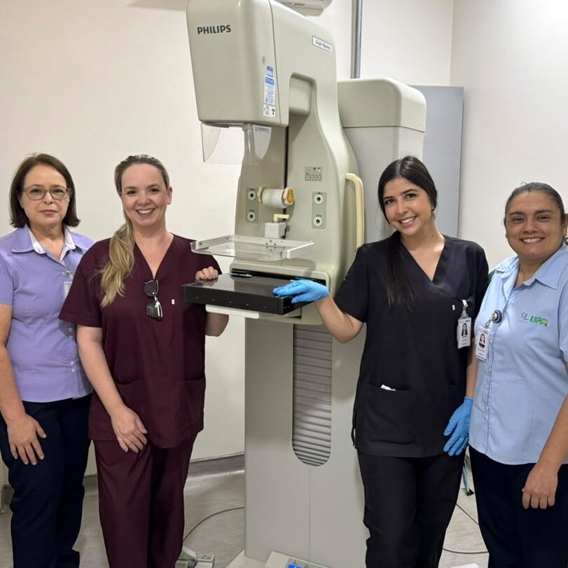 Rosaine Villar, gerente de Suprimentos; Glycinia Montanari, coordenadora de Enfermagem; Marina Barreto, técnica de Raio-X; e Katiuscia Cazo, supervisora do CDI e Recepção, atuam para garantir o atendimento e orientar as pacientes sobre a importância da mamografia - foto: Victória Rosano