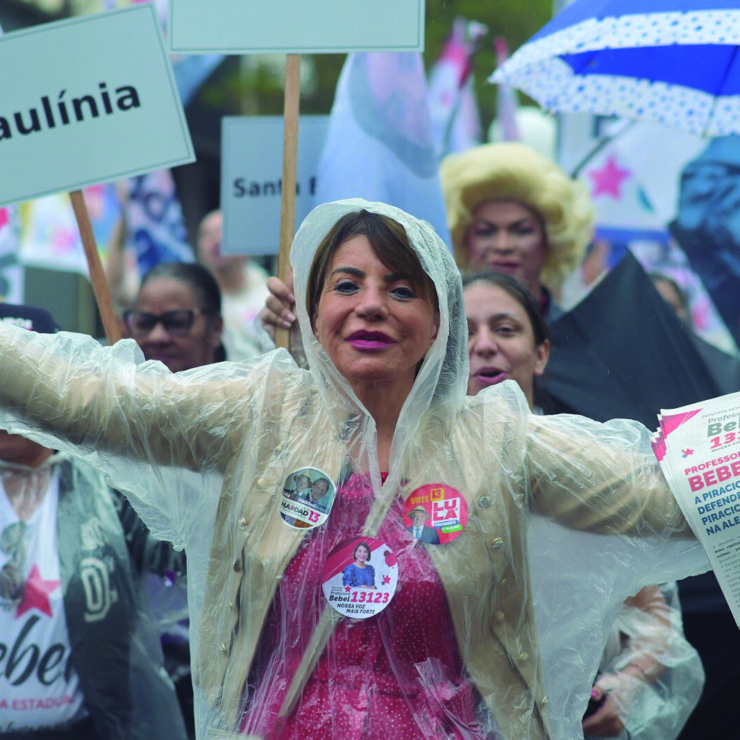 A Professora Bebel durante a caminhada pela região central da cidade, debaixo de chuva