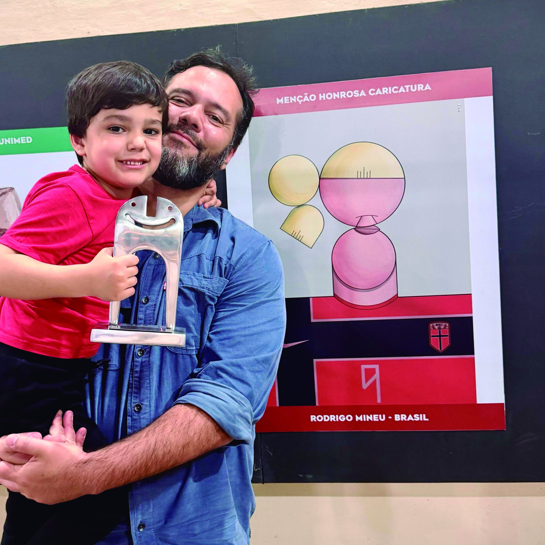 Minêu e o filho, durante a abertura do 53º Salão, quando recebeu menção