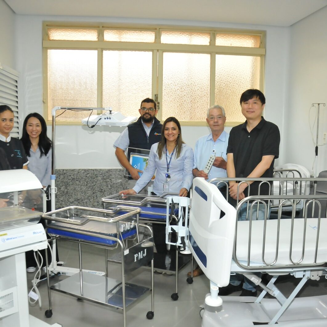 O presidente operacional da CJ do Brasil, Sanghyuk Lee, recebeu do provedor Alexandre Valvano Neto o certificado de “Amigo da Santa Casa”, durante visita ao hospital. CRÉDITO: Divulgação