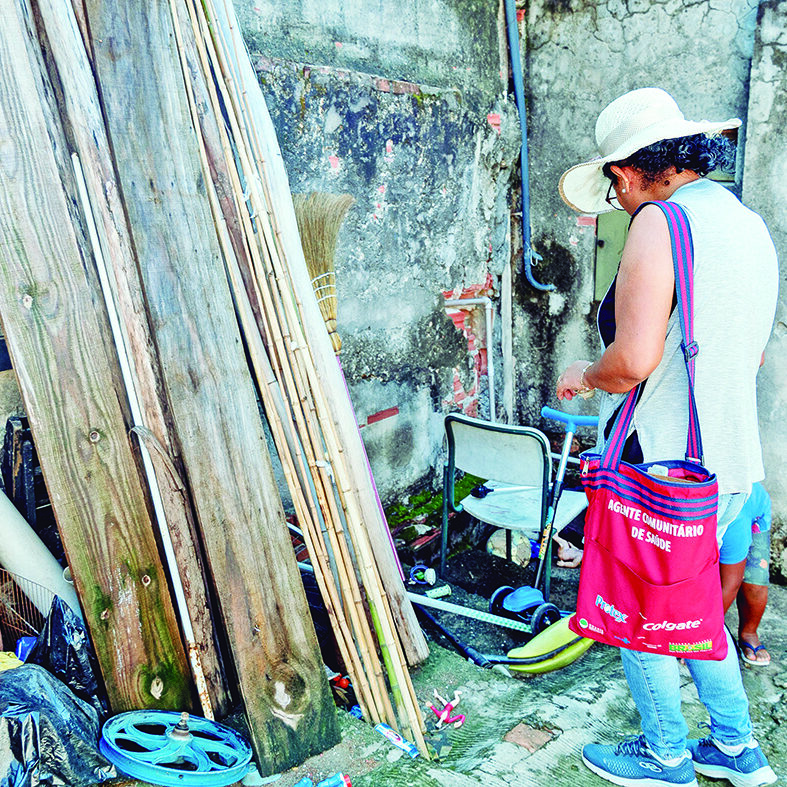 Agentes de saúde realizam mutirão da dengue nas residências da região Leste, no bairro Vila Independência