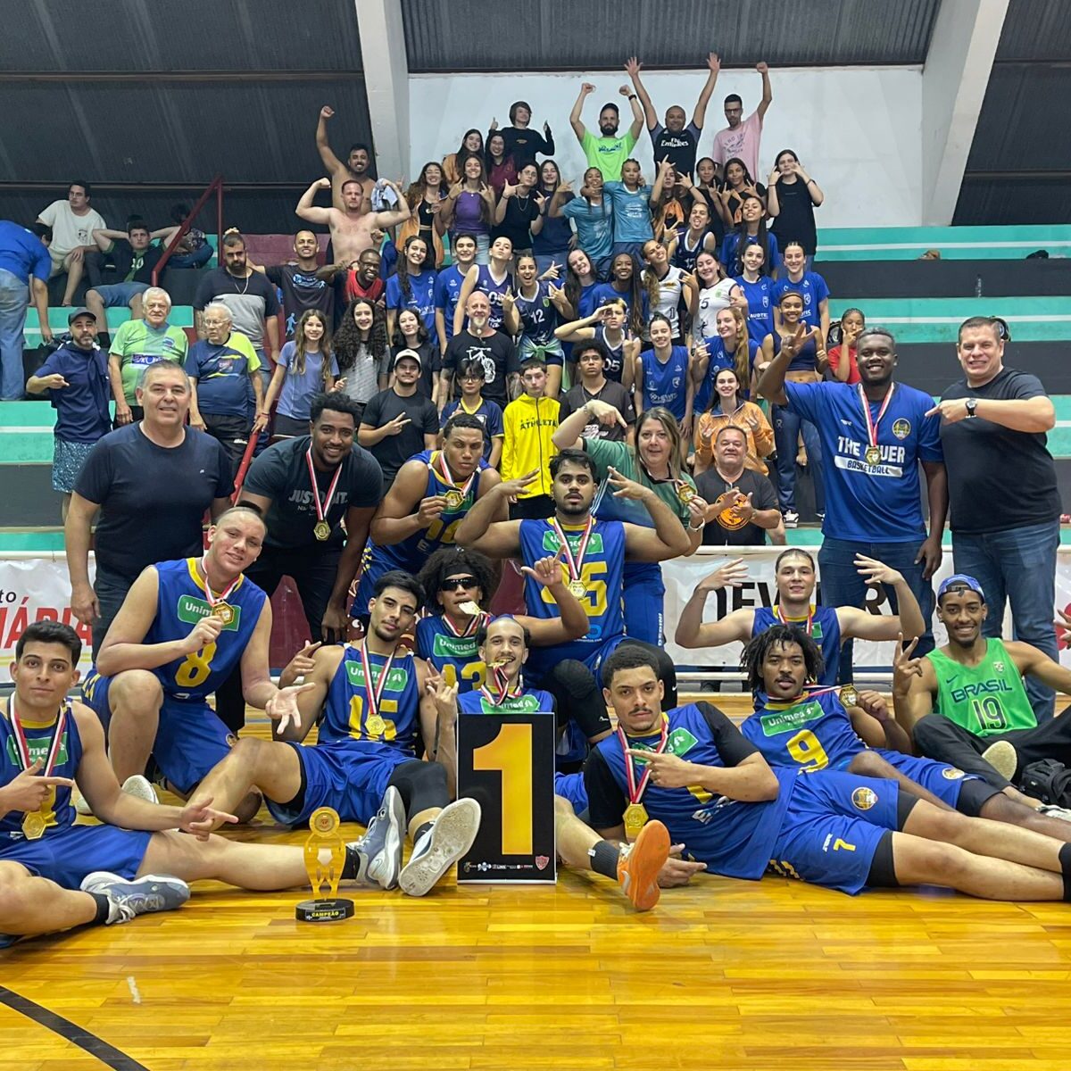 Basquete masculino conquistou o título ao derrotar os donos da casa - foto: Divulgação