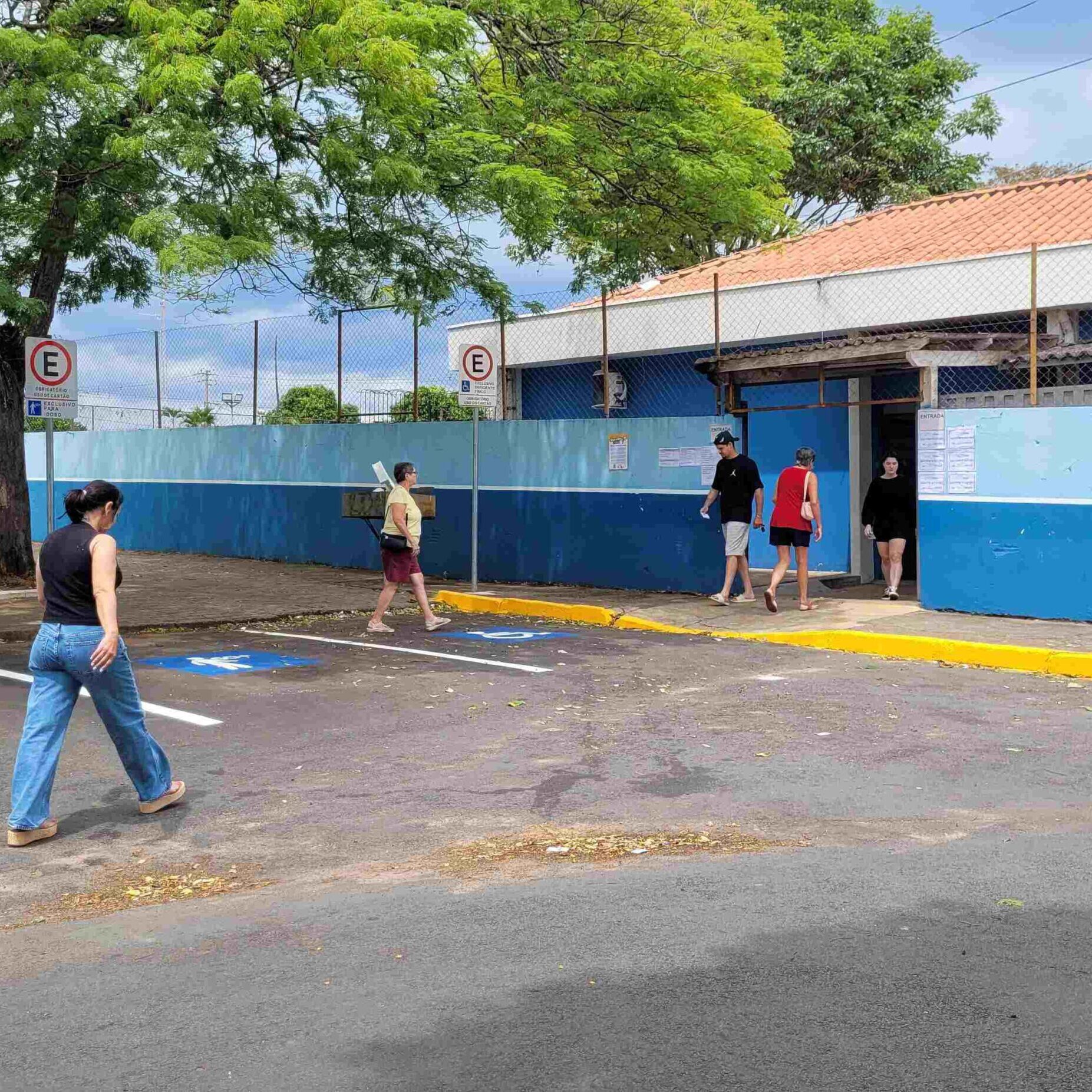 Na Escola Estadual Vicente Luis Grosso o acesso será pela Rua Nicola Racioni, pelo portão ao lado da praça - foto: Daniella Oliveira