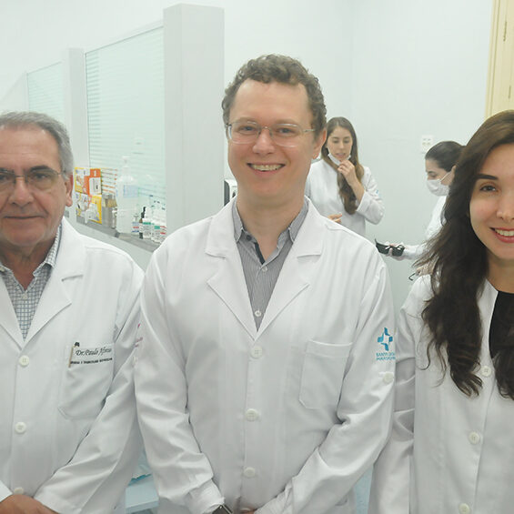 O chefe do Departamento Danilo Bonazzi Dressano (ao centro) entre o Sub-Coordenador do Departamento, Paulo Afonso de Oliveira Jr; e Ananda Schlittler Barreto, membro do Departamento de CTBMF do Hospital. Crédito: Divulgação