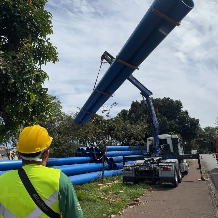 Caminhão munk auxilia a descarregar a tubulação dos caminhões na região do Cecap. CRÉDITO: Divulgação