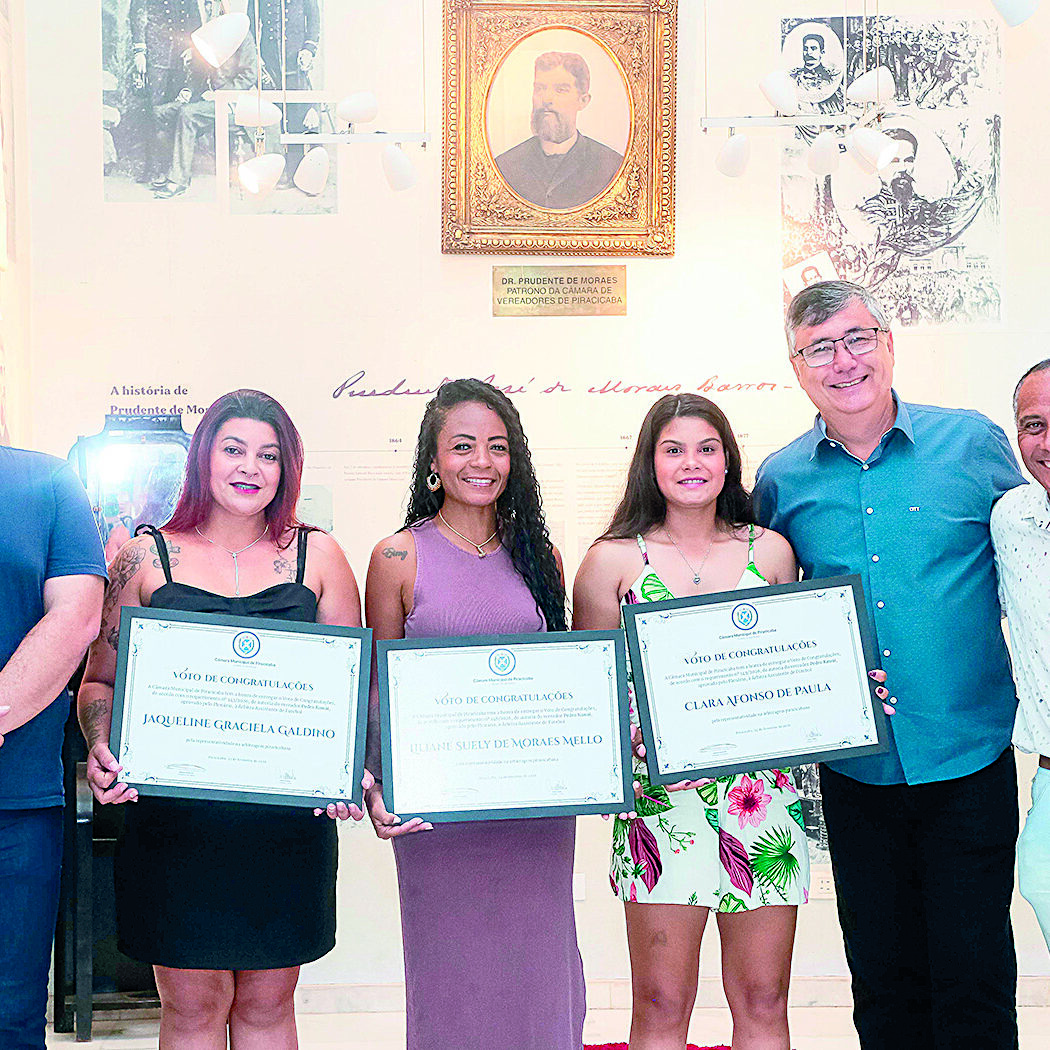 Árbitras assistentes Jaqueline Graciela Galdino, Liliane Suely de Moraes Mello e Clara Afonso de Paula receberam votos de congratulações entregues por Pedro Kawai
