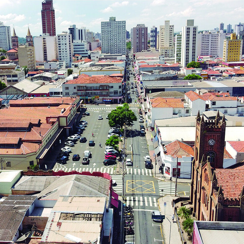 A rua Governador Pedro de Toledo, principal ponto comercial do centro da cidade, será recapeada em toda sua extensão