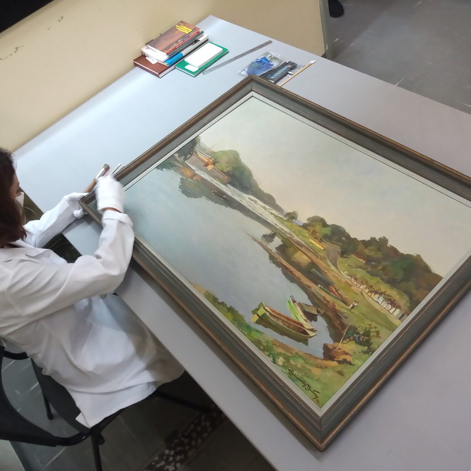 25-10-21-Pinacoteca (Acervo)- PRIMEIRA Ana, especialista, faz conservação em tela de Archimedes Dutra, de 1975. Divulgação