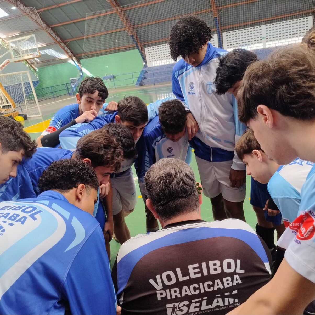 Lade passa orientações para equipe durante treinamento. Final acontece na sexta-feira (28)