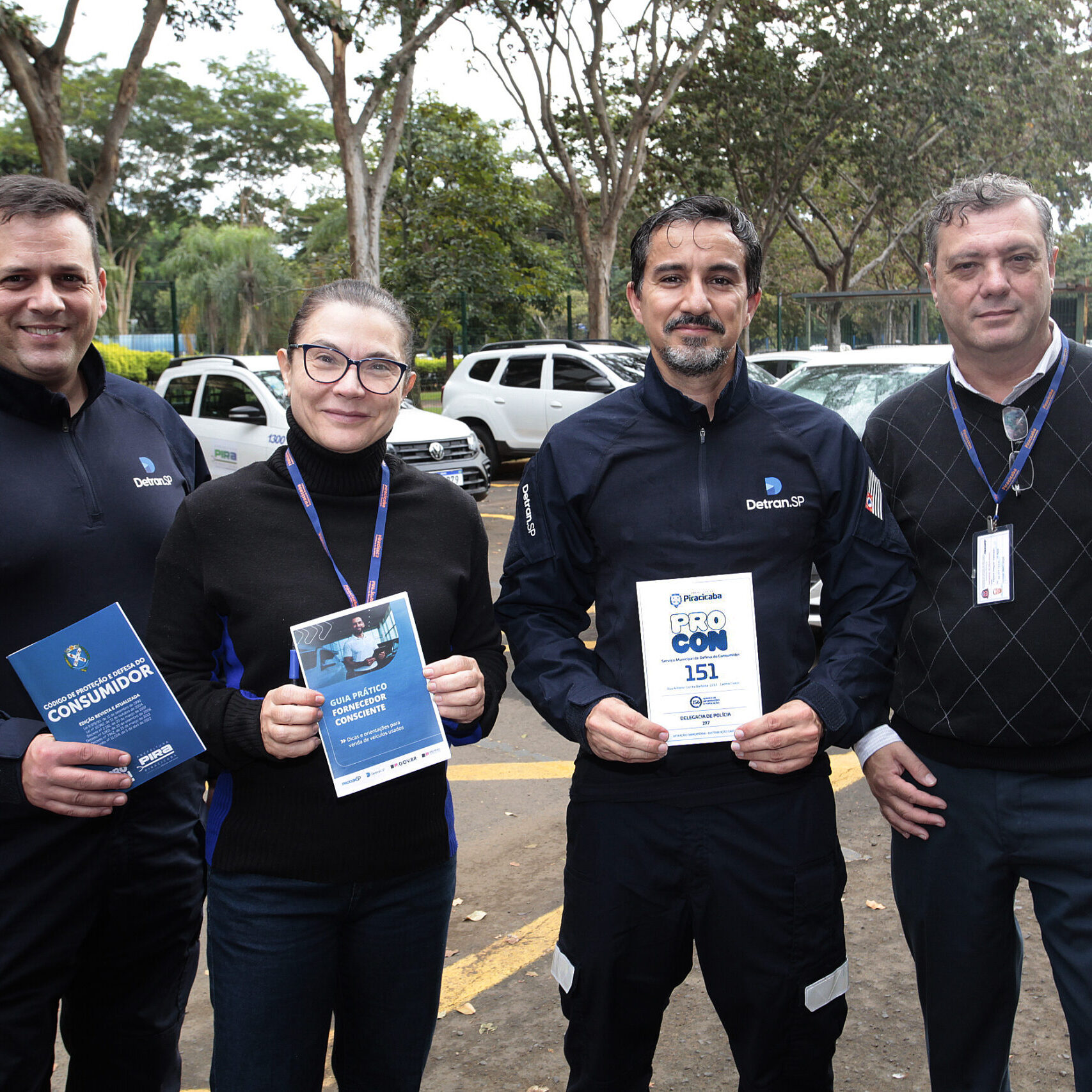 Ao lado de agentes do Procon Piracicaba e do Detran-SP, Lúcia d'Ávila destaca que a ação alia fiscalização e orientação a comerciantes e consumidores.