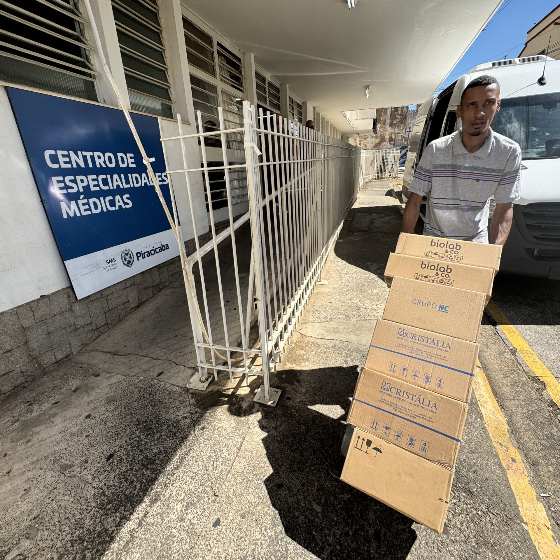 Farmácias municipais receberam medicamentos nesta segunda-feira