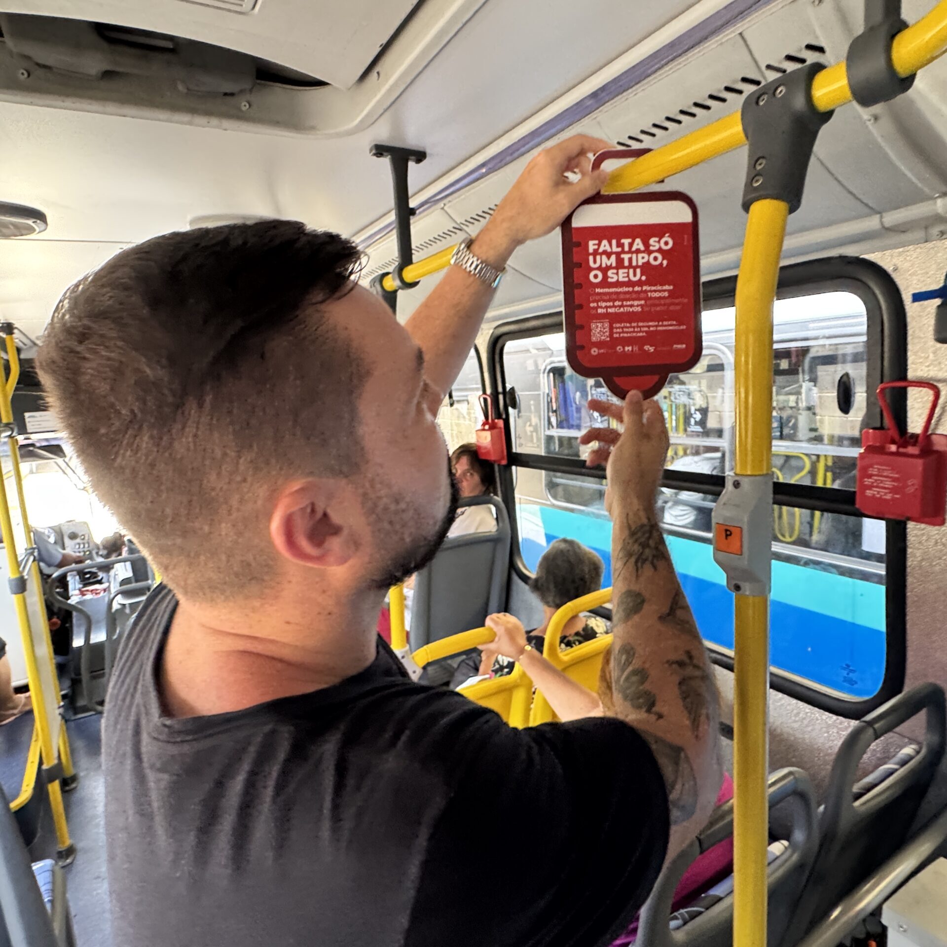 Peças em formato de bolsas de sangue foram penduradas nos corrimãos dos ônibus. CRÉDITO: Divulgação