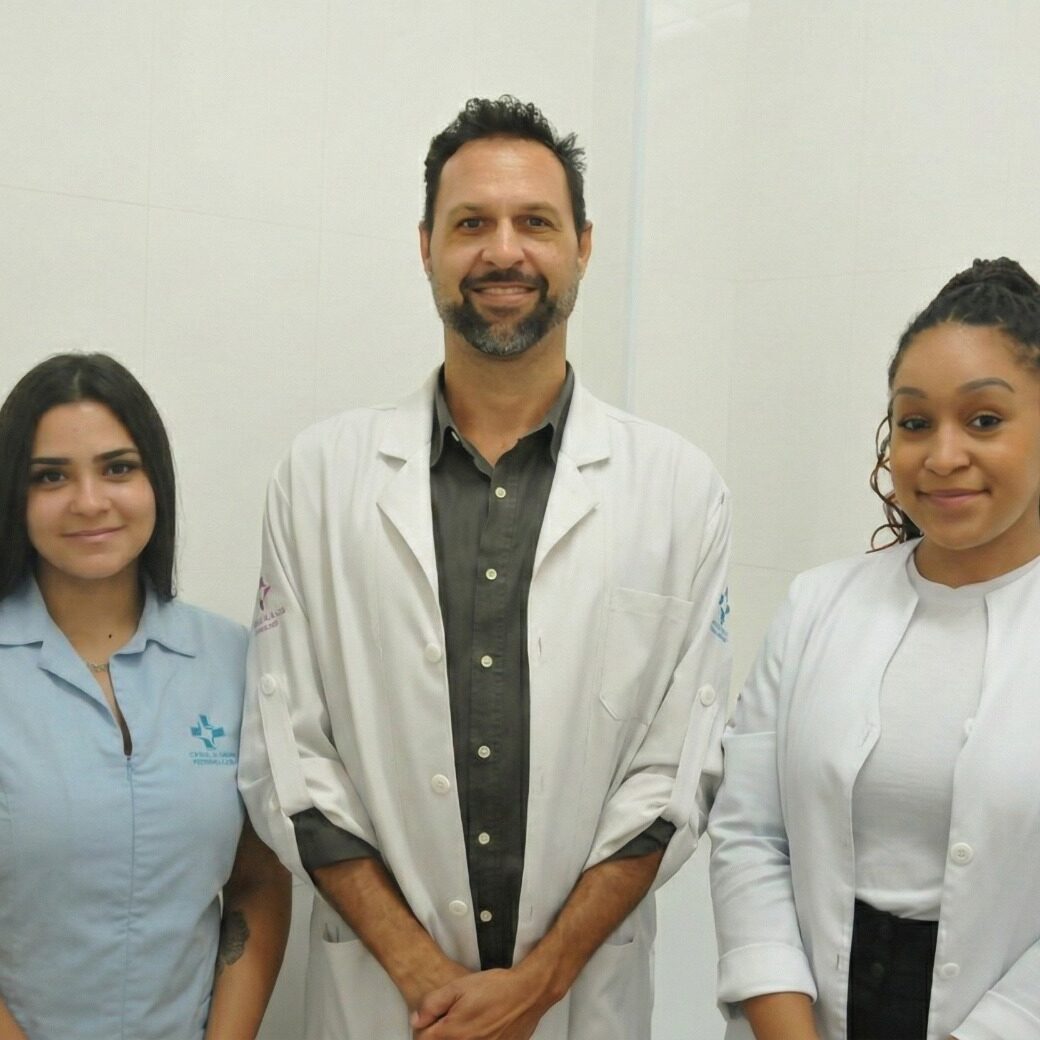 Membros da equipe de Medicina do Trabalho do Hospital: Ana Laura de Campos, Dr. André Teixeira Gusmão e a enfermeira do trabalho Ane Caroline Pereira dos Santos. CRÉDITO: Divulgação