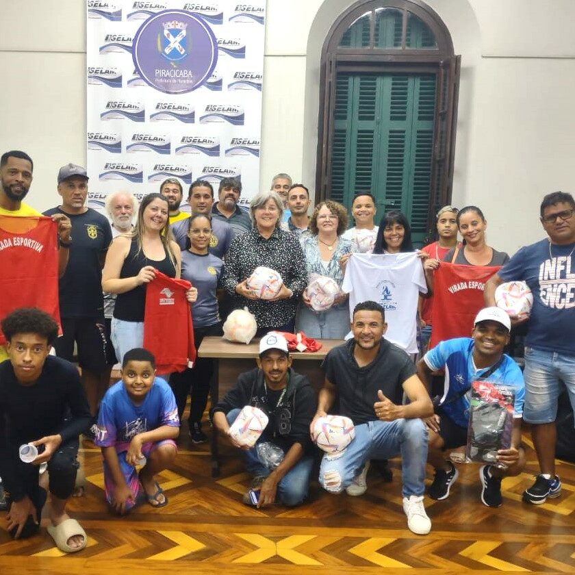27-10-Jogos (kits) - 1 Branca, acompanhada de assessores da Selam, entrega kits aos representantes dos bairros, responsáveis pelas equipes dos Jogos Comunitários. Crédito: Divulgação