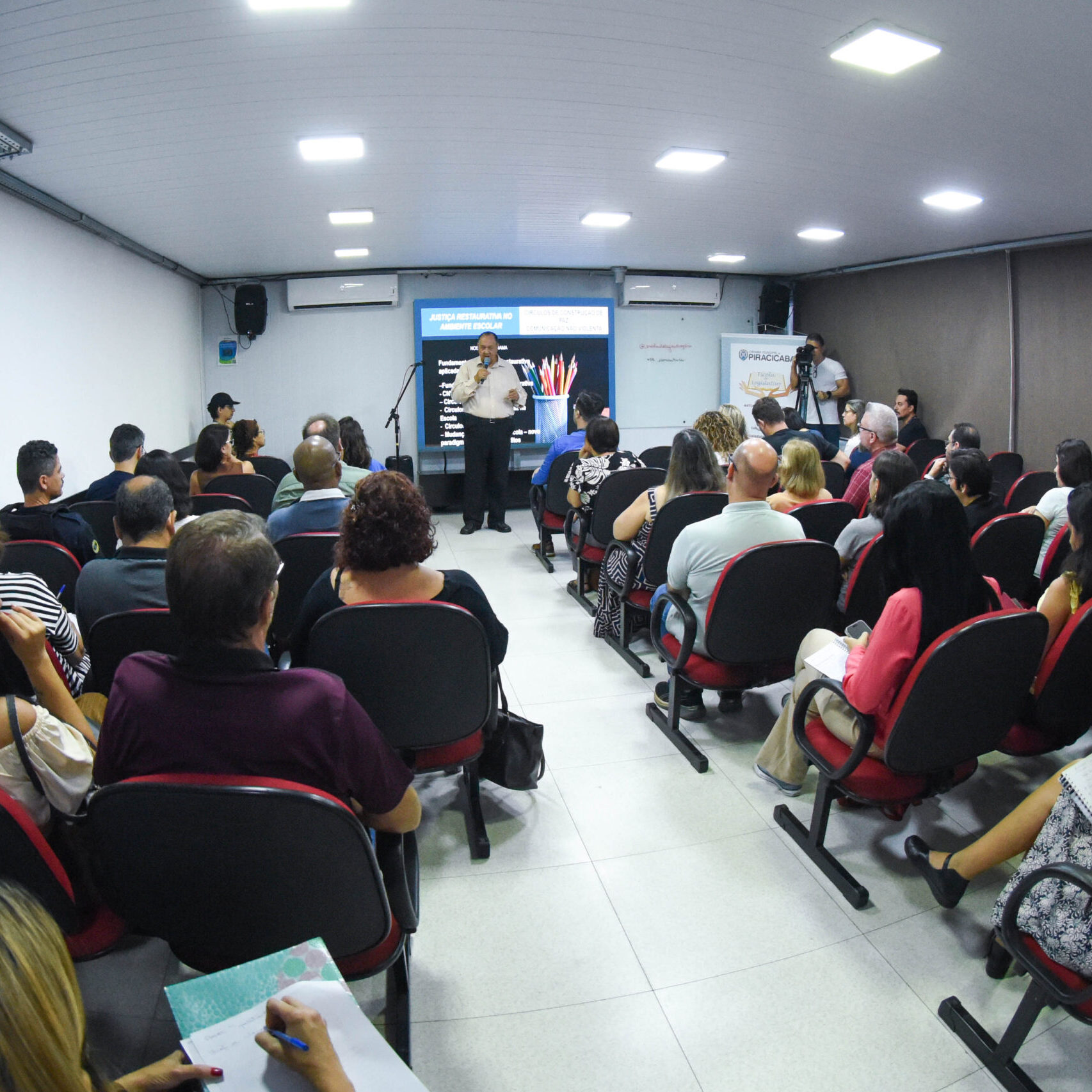 Curso promovido pela Escola do Legislativo reuniu profissionais da educação para apresentar a Justiça Restaurativa