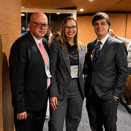 Vívian Previde entre o conselheiro da OAB, Max Pavanello, e Leonardo Sica, presidente da OAB-SP. CRÉDITO: Divulgação