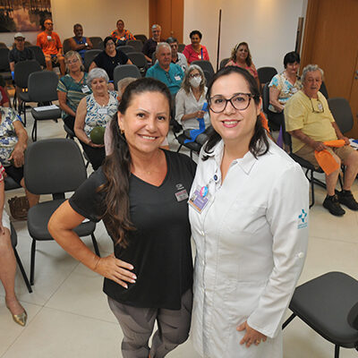 A educadora física Denise Campacci e a enfermeira Luciana Calabrese, coordenadora do Grupo Bem Viver, com vistas à autonomia e à qualidade de vida entre beneficiários com mais de 60 anos. CRÉDITO: Divulgação