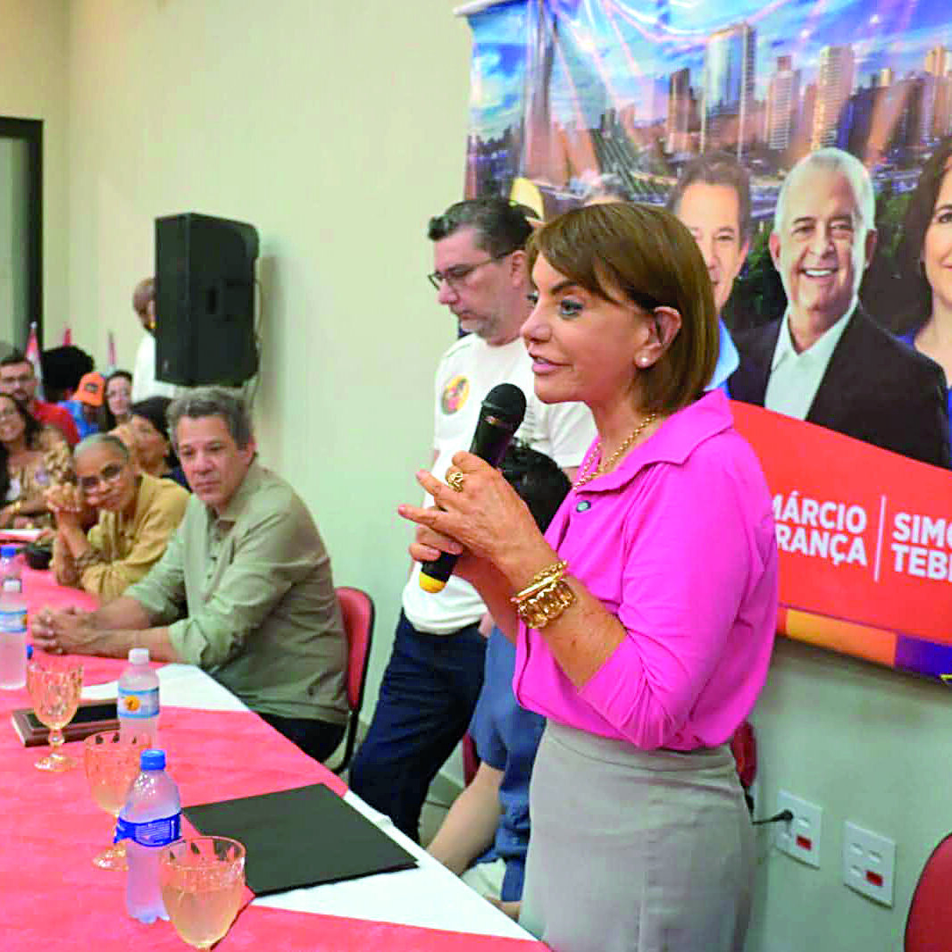 Bebel, observada por Fernando Haddad e Marina Silva, defende a educação pública no Estado de São Paulo