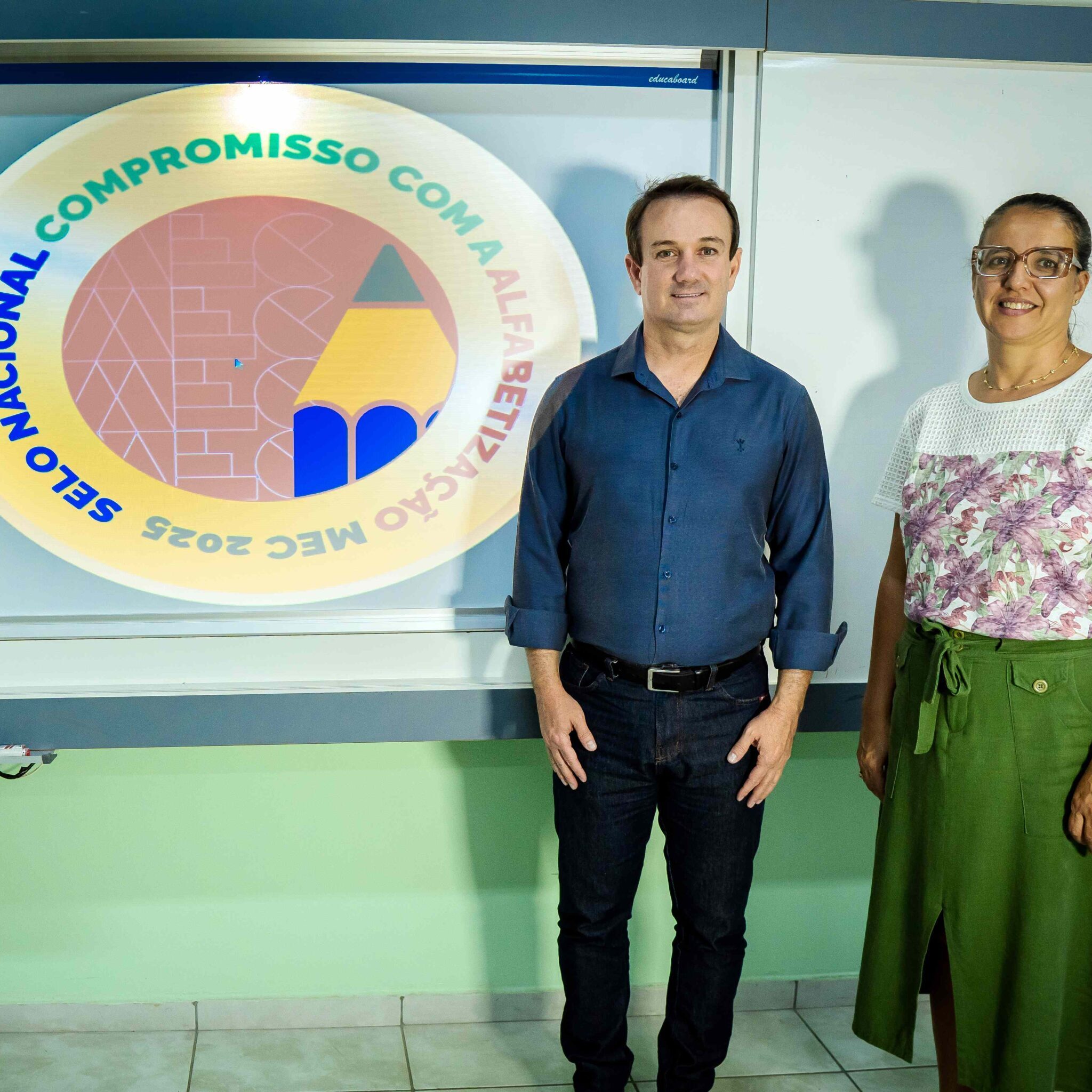 Prefeito Thiago Silva com a secretária de Educação, Samanta Bontorim - foto: Tiago Stoco