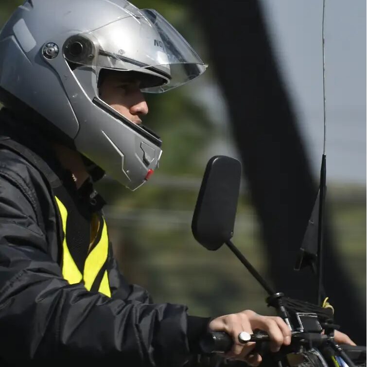 Antenas em motos podem ajudar a diminuir acidentes com pipas com cerol. Crédito: Rovena Rosa-Agência Brasil