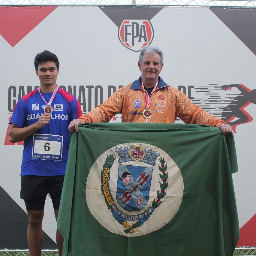 30-06-25-Atletismo (Título)-1 Mário Leme com a bandeira de Piracicaba no lugar mais alto do pódio - foto: Divulgação