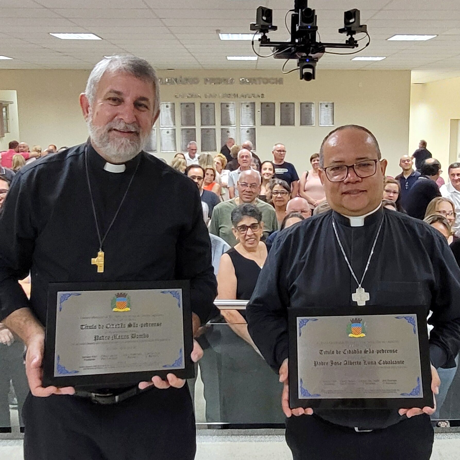Padres Mauro Bombom e José Alberto
recebem Título de Cidadão São-Pedrense
