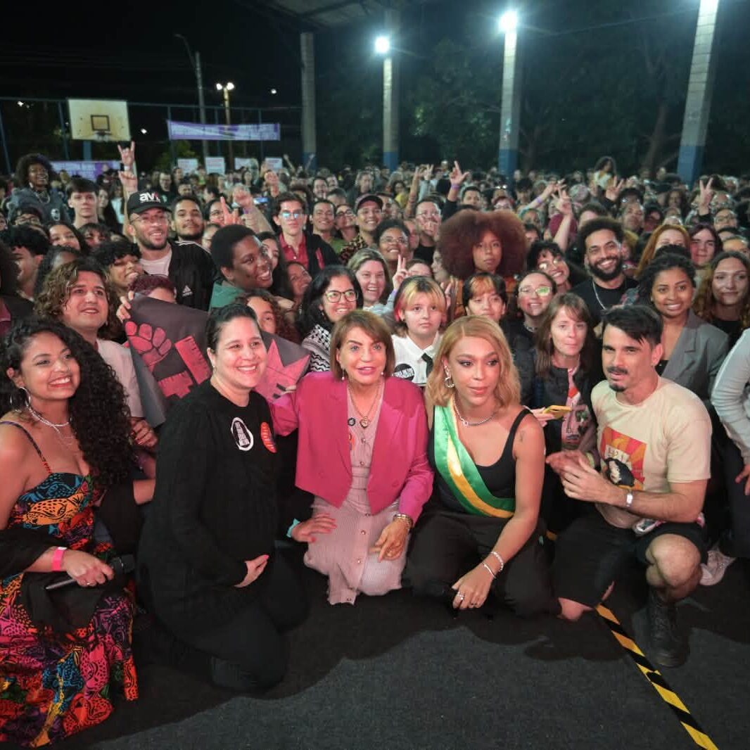 31-07-26-As deputadas Professora Bebel e Érica Hilton foram recebidas com muito carinho pelos participantes