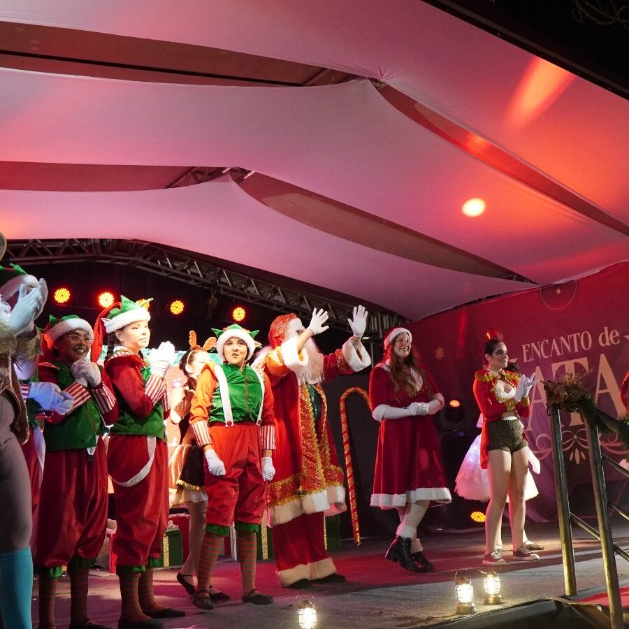 Abertura Festa de Natal frente ao Museu Gustavo Teixeira, e que será o palco das apresentações que seguem até o dia 6 de janeiro.