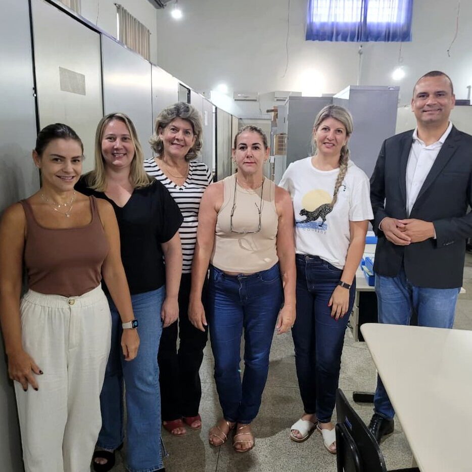 Vereador Adriano Vitor com as assistentes sociais da Secretaria Especial de Desenvolvimento Social - foto: Diego Soares