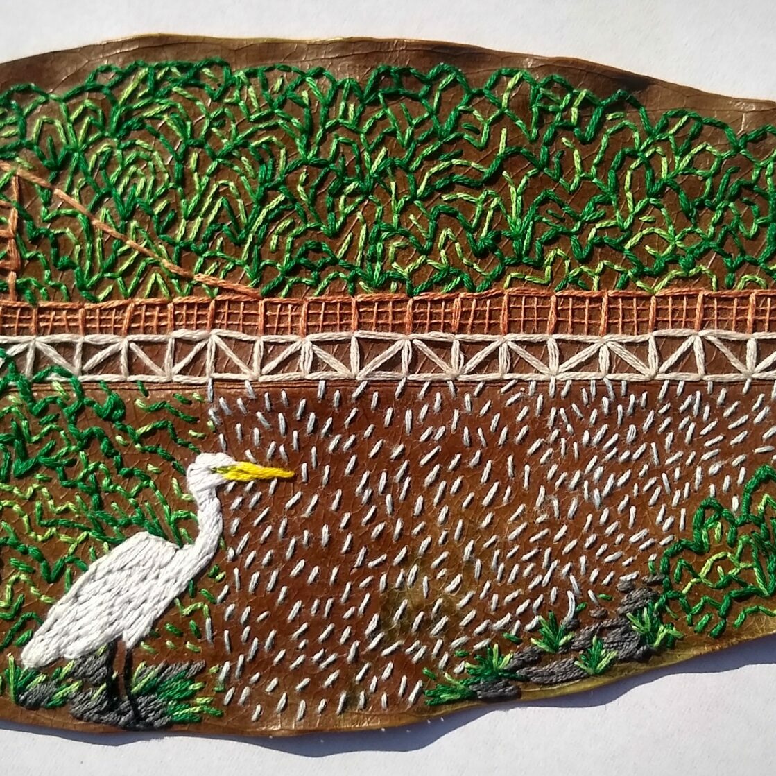Exposição Folheando Viviane Gatti Braga Aranha borda em folhas de árvores