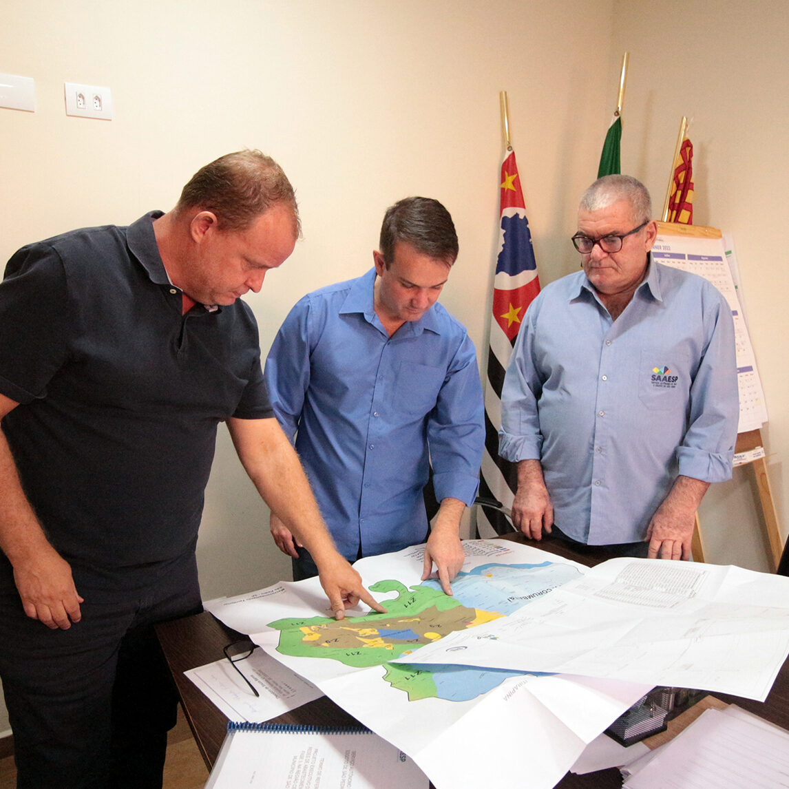 Foto SAAESP - 01 Tiago Seydell, o prefeito Thiago Silva e Danilo Albuquerque verificam projetos aprovados
