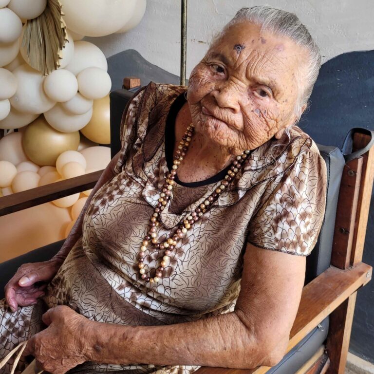 Moradora da Casa dos Velhinhos, a Voinha irá festejar seu aniversário de 115 anos com uma programação especial organizada pela diretoria da entidade