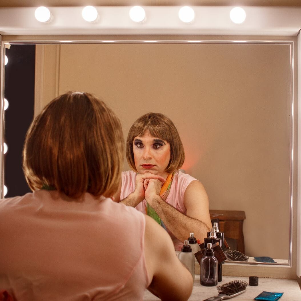 Peça teatral 'Rogério, venha ver a travesti' 2 Espetáculo teatral “Rogério, venha ver a Travesti!” aborda comportamento humano e suas contradições