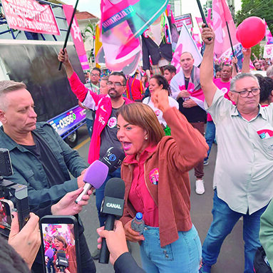  Na caminhada, que ocupou as ruas centrais da cidade, a deputada Professora Bebel disse acreditar na vitória do presidente Lula, na eleição que acontecerá no domingo